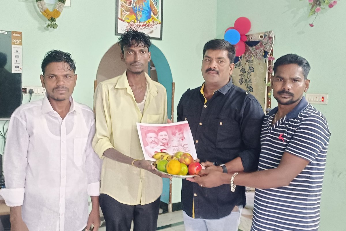 dutaiVengat's tweet photo. பந்தாடு முகாம் செயலாளர் ஆற்றல்மிகு அன்புத்தம்பி தலித் மணி அவர்கள் அவருடைய குழந்தையின் முதல் பிறந்தநாள் விழா அழைப்பிதழை எனக்கு வழங்கினார்.... https://t.co/viSyzsMdXT