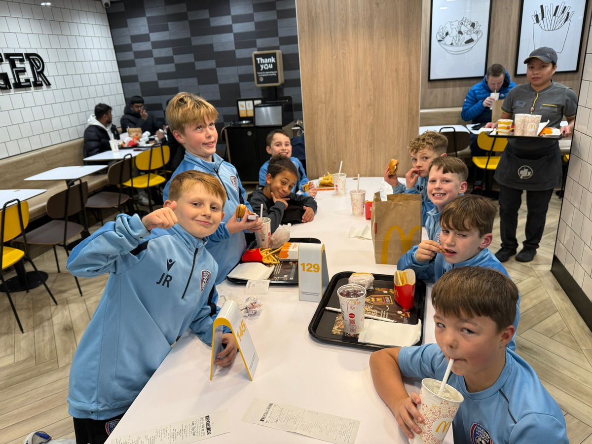 A Christmas Maccy D’s for our U9 Yellows, after working hard in training last night🎅🍔🍟⚽️🟡⚫️

#wiltshirefootballacademy
#wherethebestplayersplay
#imaginecruising