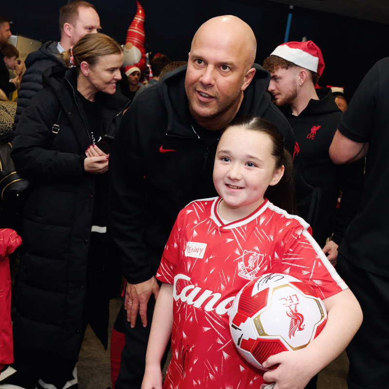 LFC's tweet photo. A special Christmas visit 📸 @AlderHey ❤️

Read more as Reds head coach Arne Slot made his first visit alongside the squad to the specialist children’s hospital 🎄