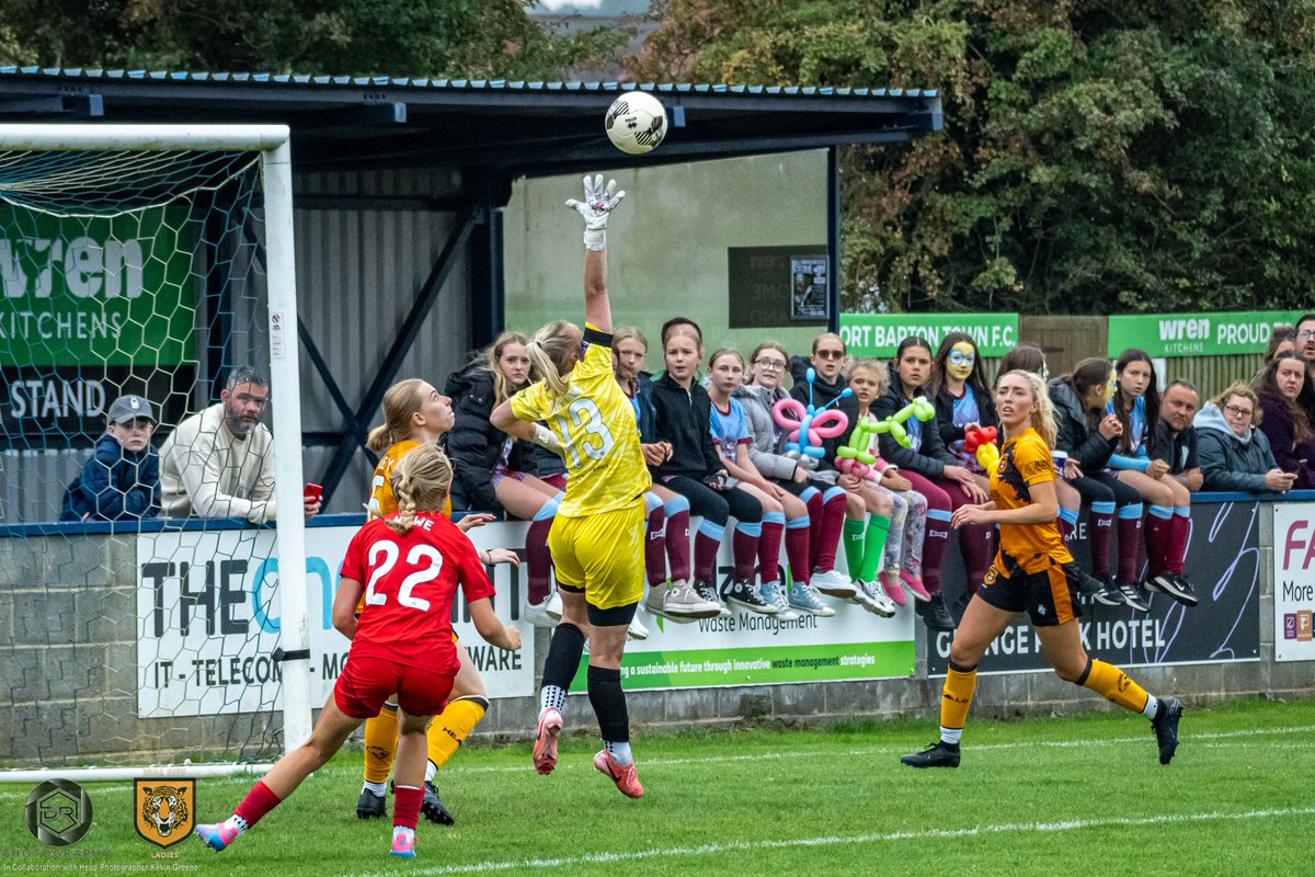 HullCityLFC's tweet photo. #HCLAdvent 1️⃣3️⃣ 

Yeah She Can 👷‍♀️🧱

Playing between the sticks, Bob is a valuable asset to the Tigresses and the GK Union here at Hull City Ladies 🐯 

Penalty stops, big saves &amp; 100% committed each week 🧤

🤝 DRKM Consultants

#HearUsRoar https://t.co/R4qaBiRgrv