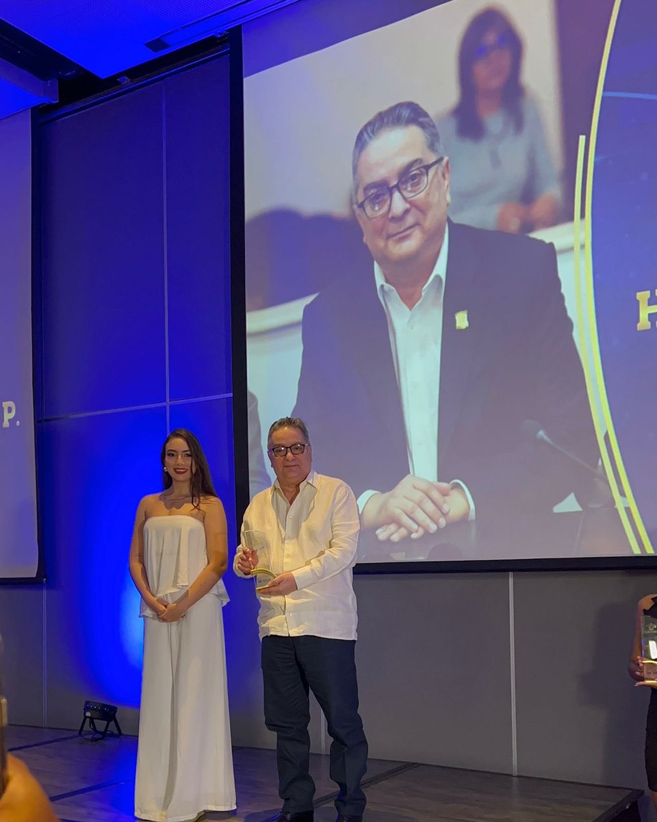 Agradezco a la empresa Mediciones Estratégicas por la distinción que nos entregó en ceremonia especial celebrada ayer en Cartagena como resultado de encuestas, autorizadas por el CNE, en donde obtuve el primer lugar en el Magdalena y el 9o. en la Costa, entre los representantes a