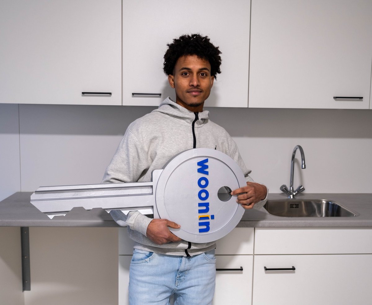 MEER WONINGEN | Gisteren mochten de eerste 65 huurders van de 135 flexwoningen op het Befu-terrein hun sleutel in ontvangst nemen. Bewoner Paul: "Ik kijk er naar uit om hier een mooie community te bouwen, samen met mijn buren." #nieuwbouw #flexwoningen #gemengdwonen