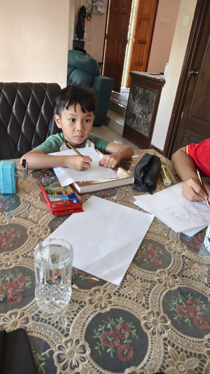 afiqakop's tweet photo. Art class 

Untk kelas melukis, sebenarnya saya tak pernah reject mana2 student, yg ada dyslexia, autism, anxiety, OKU pun ada, semua saya terima inshallah, tak ada limit, terbuka untk semua peringkat umur.

Send je location, saya sendiri yg akan datang mengajar. (KL - Seremban) https://t.co/zjZYrT8aI2