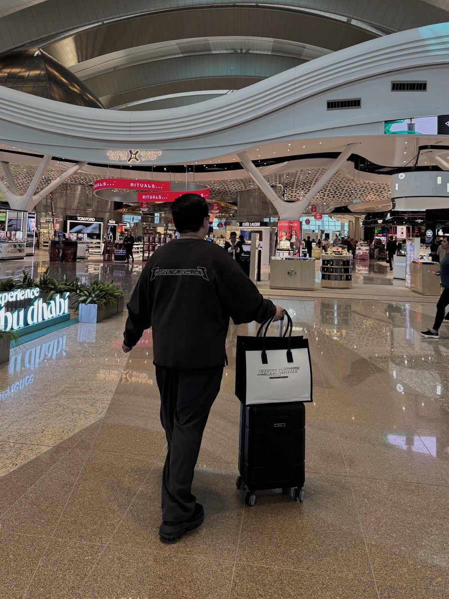 CH000LO's tweet photo. catching flights &amp; feelings 🤪 https://t.co/9NNFHhi1cp