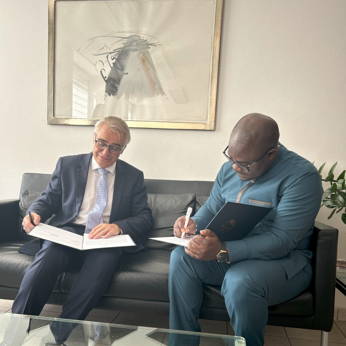 Yesterday, UNDP and Germany signed 2 key agreements to advance peace, stability, and development in the #LakeChadBasin:

1⃣Renewed support for the #RegionalStabilizationFacility
2⃣Support for #SMDF &amp; #NFF mechanisms to foster #HDP collaboration, resilience, and sustainable