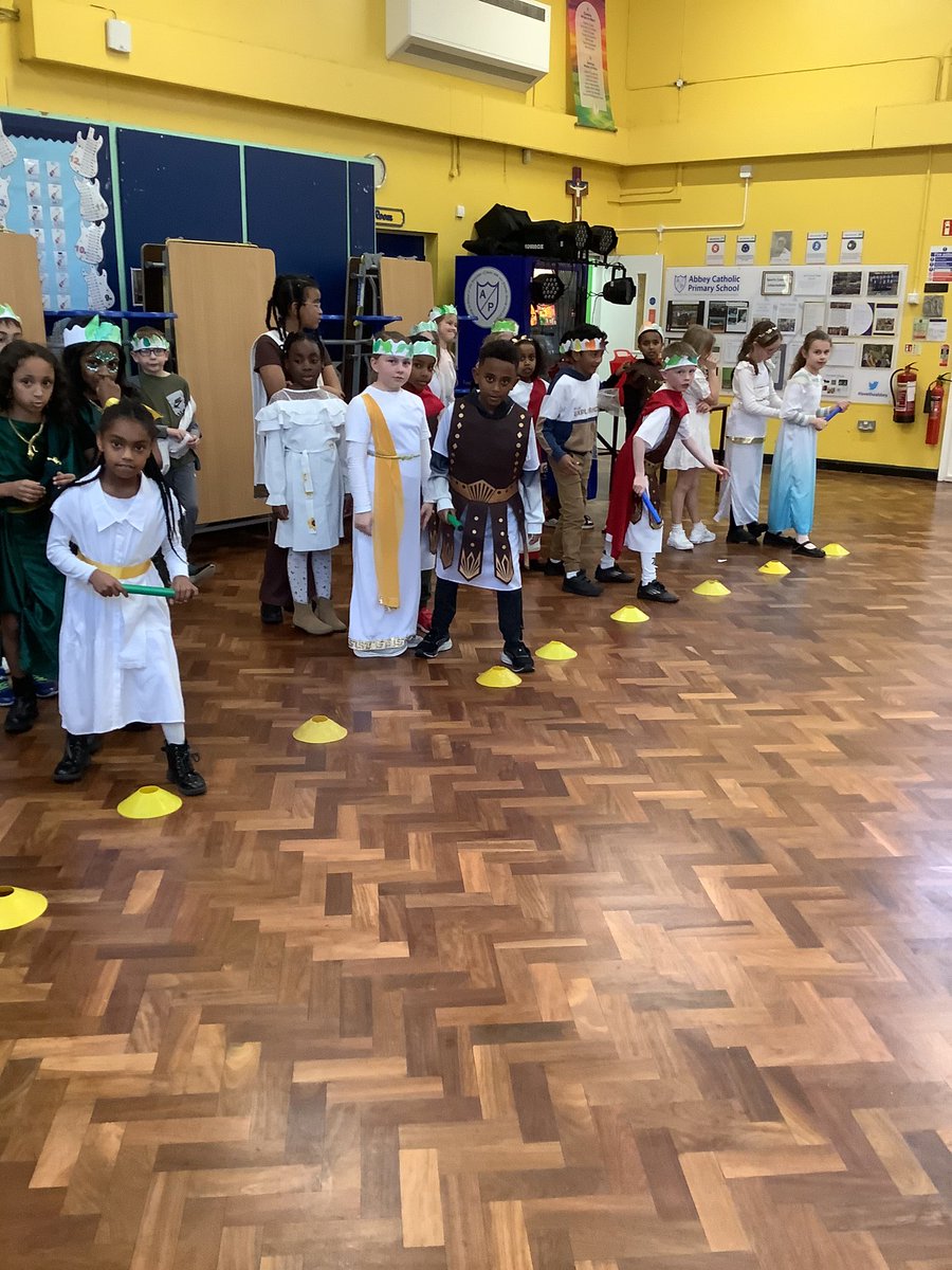 AbbeyPrimary's tweet photo. #y4 are competing in the Ancient Greek Olympics. They are racing in a diaulos race which is two lengths of the Greek stadium 🇬🇷💙 #history #immersionday https://t.co/t0LuEdsDFT