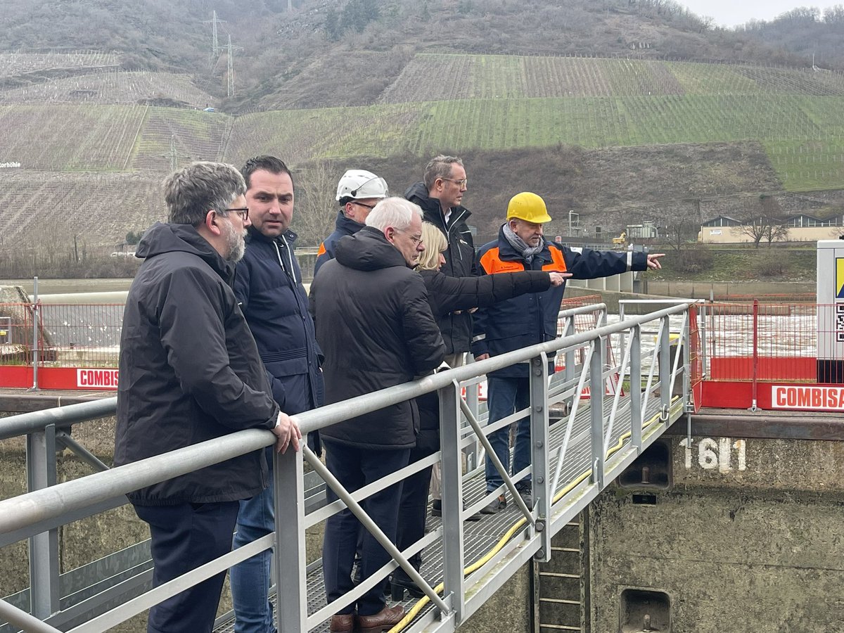 Müden. Ministerpräsident Alexander Schweitzer hat am Mittag die Schleuse in Müden besucht. Nach dem Unfall in der Schleusenkammer (wir berichteten), der zur Vollsperrung der Mosel in diesem Bereich führte, haben dort die Aufräumarbeiten begonnen.