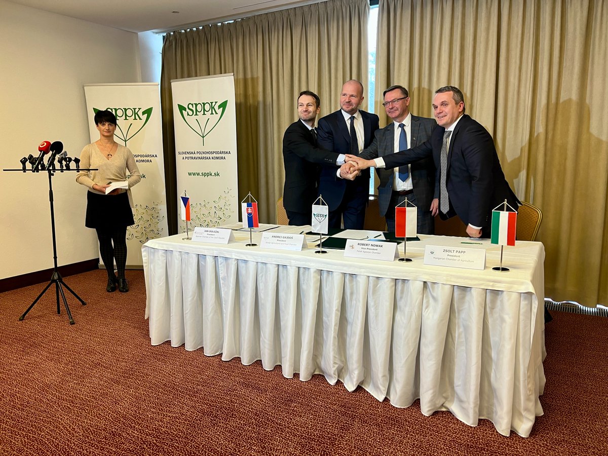 AgrarniKomora's tweet photo. 🤝 Zemědělské nevládní organizace V4 odmítly obchodní dohodu mezi EU a MERCOSUR a vyzvaly členské státy EU, aby ji neratifikovaly. Jejich zástupci o tom i dalších tématech jednali 12. a 13. prosince na Štrbském Plese a podepsali společné komuniké.
#SPPK #KRIR #NAK #StopMercosur https://t.co/vPKglwMKYw