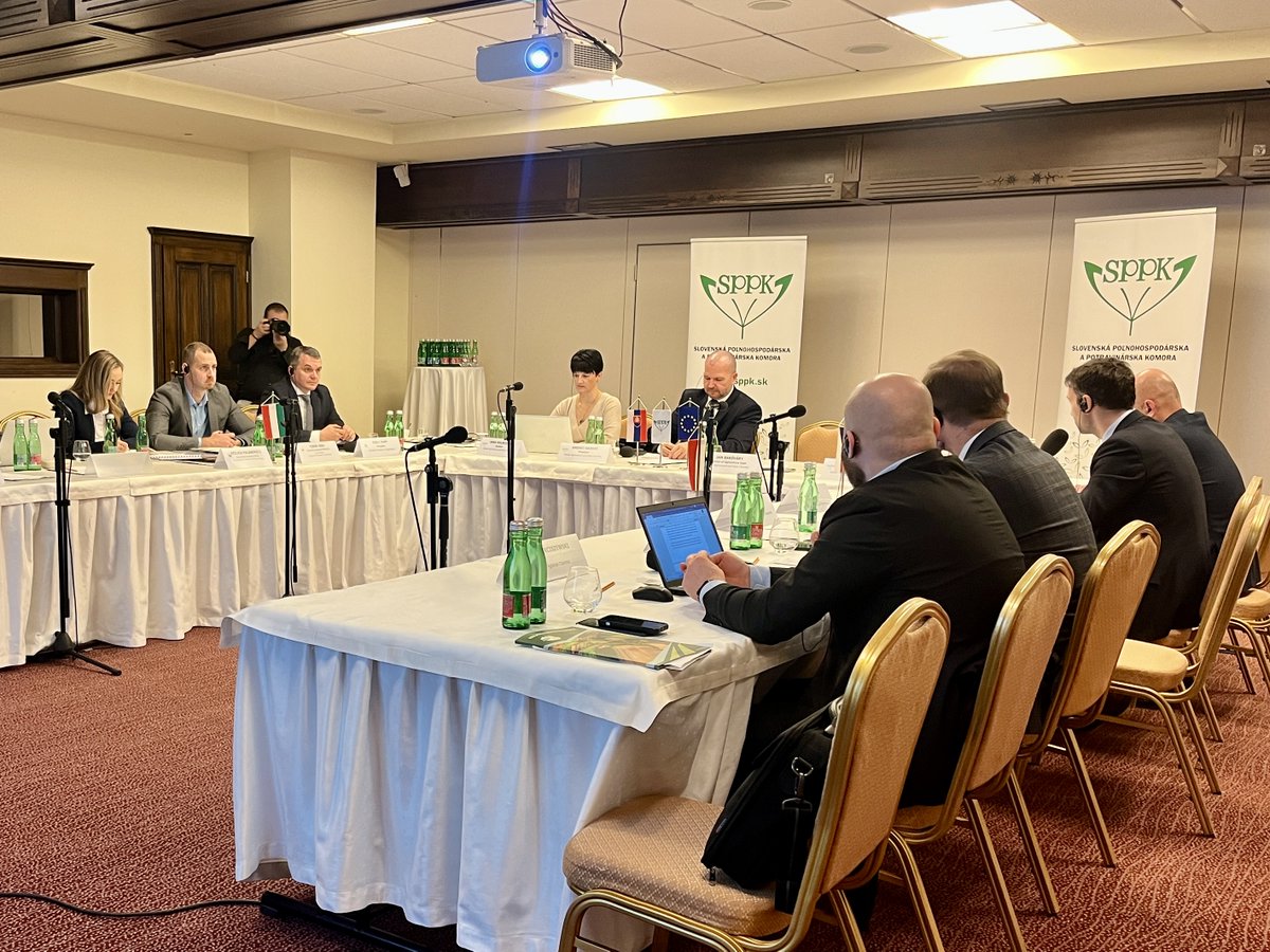 AgrarniKomora's tweet photo. 🤝 Zemědělské nevládní organizace V4 odmítly obchodní dohodu mezi EU a MERCOSUR a vyzvaly členské státy EU, aby ji neratifikovaly. Jejich zástupci o tom i dalších tématech jednali 12. a 13. prosince na Štrbském Plese a podepsali společné komuniké.
#SPPK #KRIR #NAK #StopMercosur https://t.co/vPKglwMKYw