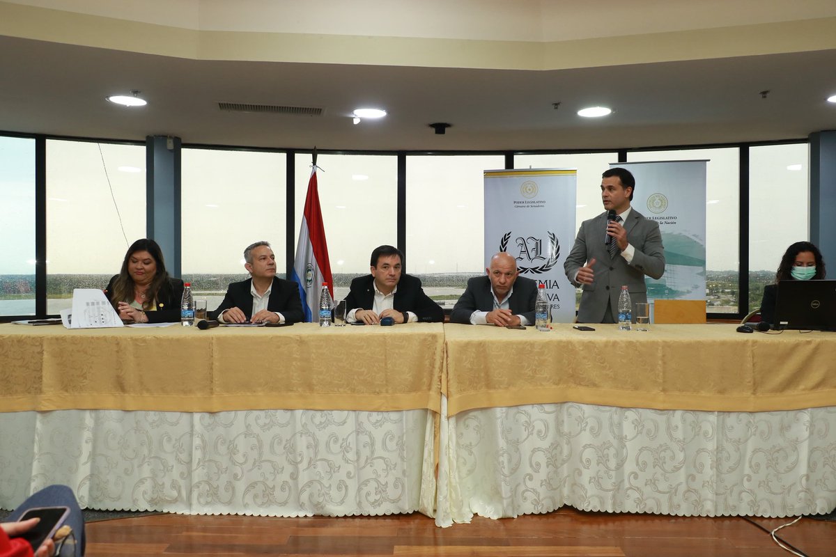 SenadoresPy's tweet photo. Se lleva a cabo un taller de actualización del Plan Estratégico Institucional (PEI  2022-2026), dirigido a directores generales y directores, con presencia del secretario general de la Cámara de Senadores, Abg. Antonio Sánchez @zacasan76 y el secretario, Abg. Serafín Segovia. https://t.co/qLRUAEuzn7