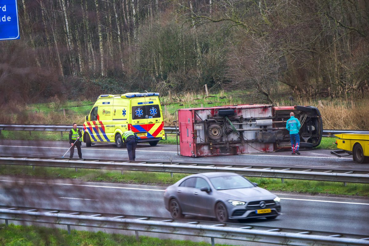 Voertuig gekanteld op A32 bij Wolvega