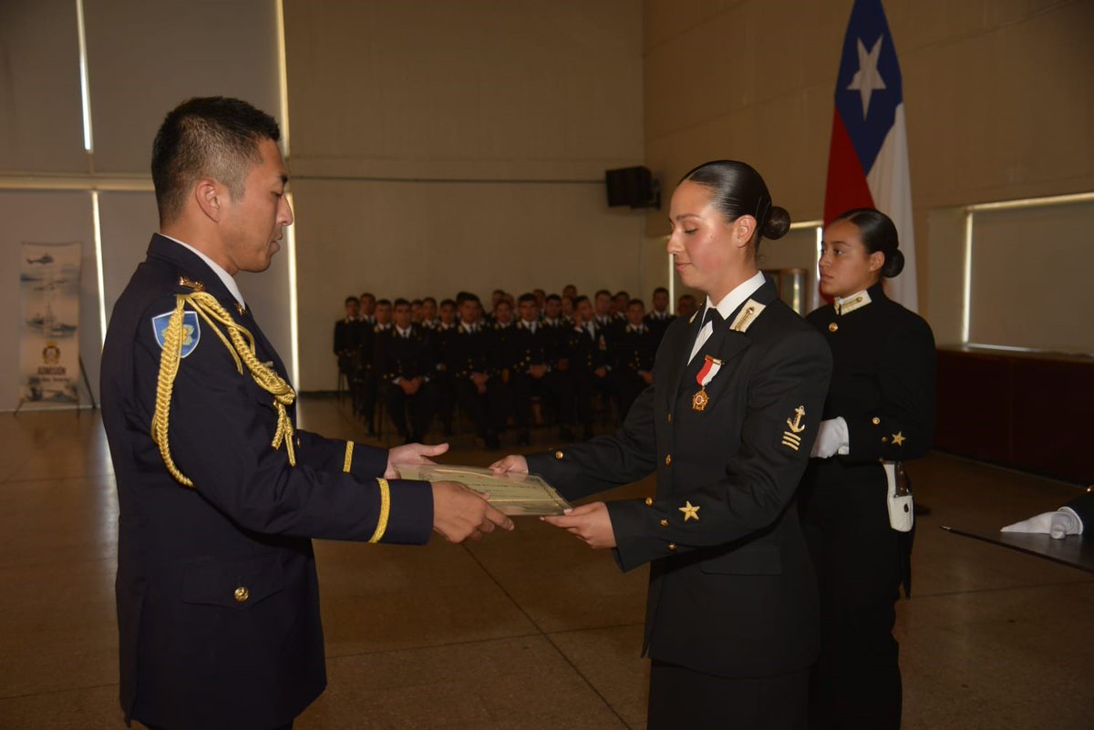 12月9日、チリ海軍兵学校卒業式において、🎌海上幕僚長から、成績最