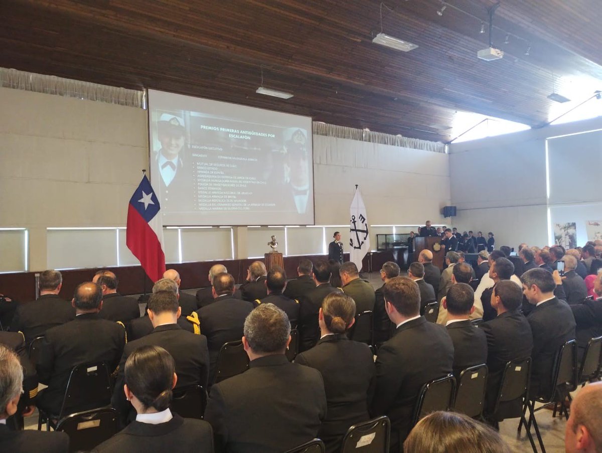 12月9日、チリ海軍兵学校卒業式において、🎌海上幕僚長から、成績最