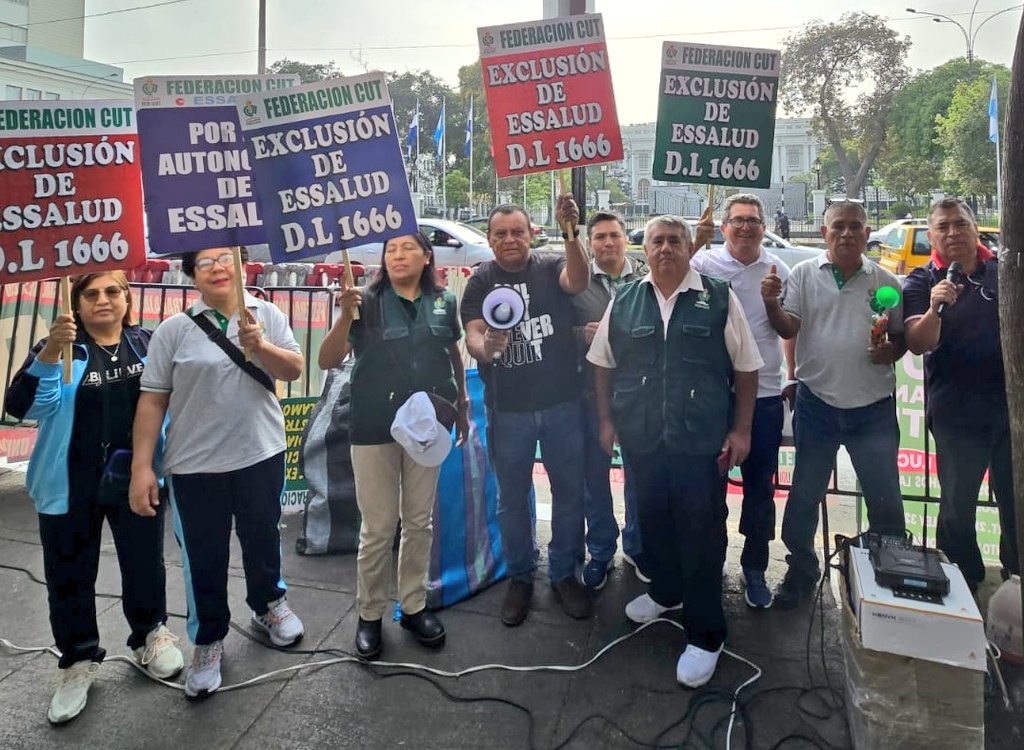 FedCut's tweet photo. 📣 Iniciamos Plantón en Frontis del Congreso exigimos al congreso la exclusión de EsSalud el D.L 1666💪💪💪 #AutonomiadeEsSalud #EsSalud https://t.co/QAIks9YeS0