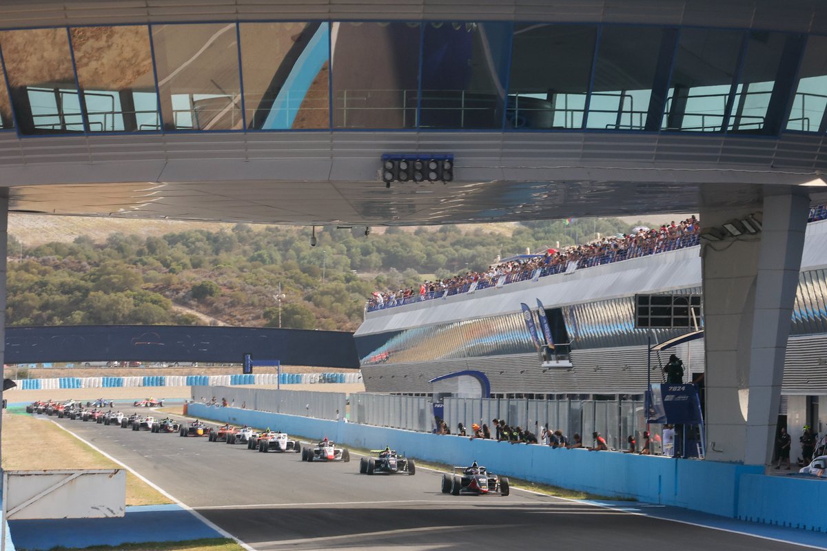 EPIC_RW's tweet photo. En el #NAPARacingWeekend, nuestros fans lo vienen a pasar de miedo.👻🏁
#Viernes13 #LasVibrasdelViernes #FelizWeekend https://t.co/7o8xT2oifB