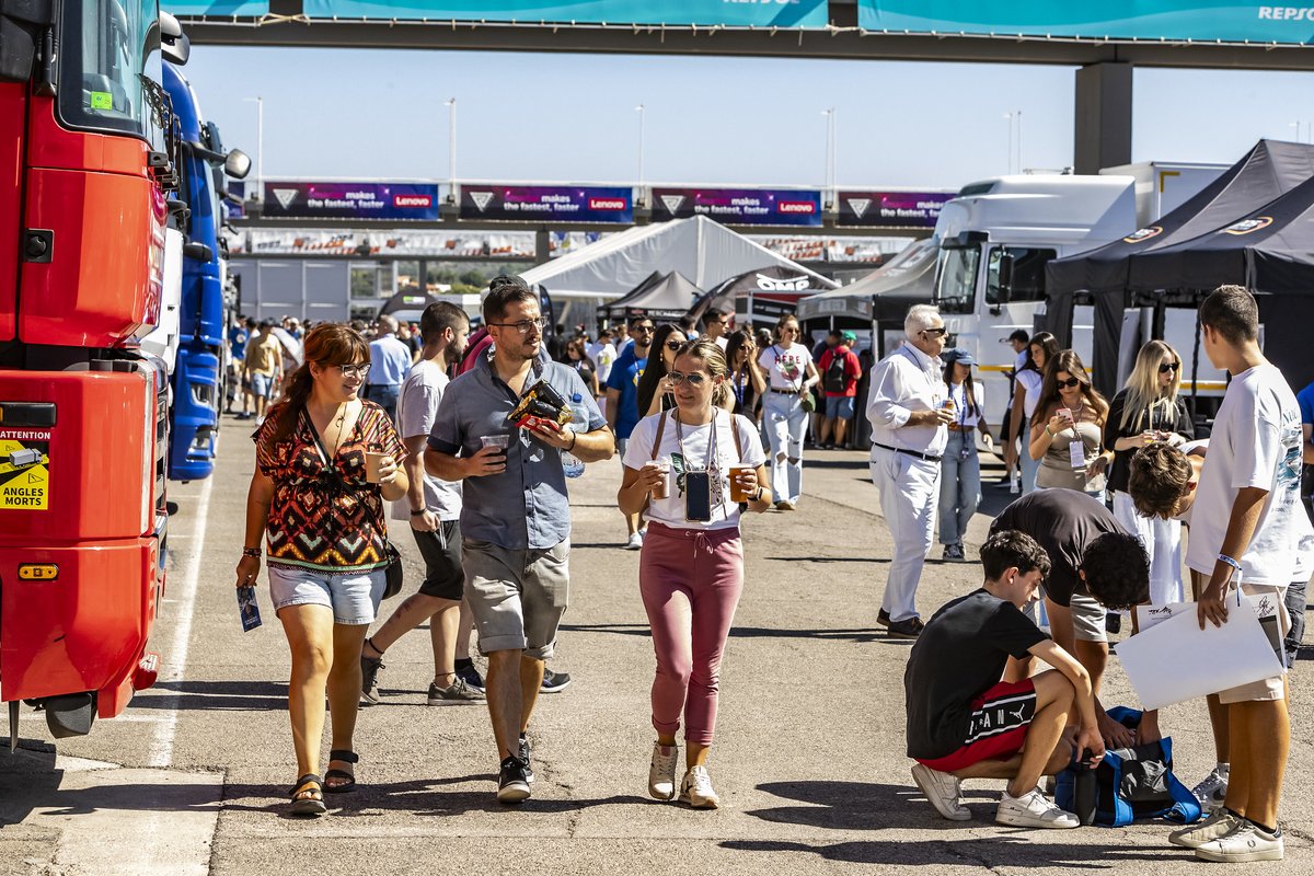 EPIC_RW's tweet photo. En el #NAPARacingWeekend, nuestros fans lo vienen a pasar de miedo.👻🏁
#Viernes13 #LasVibrasdelViernes #FelizWeekend https://t.co/7o8xT2oifB