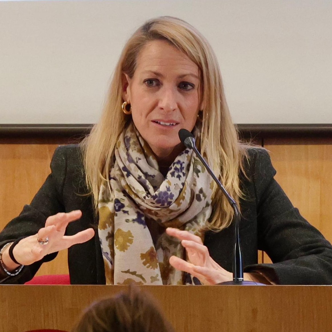 Relacions Internacionals Diputació de Barcelona (@intdiba) on Twitter photo 🎙🌐 La diputada <a href="/MariaEugeniaGay/">Mª Eugènia Gay</a> cierra la Jornada sobre Diplomacia Municipal de la <a href="/diba/">Diputació de Barcelona</a>: "Desde los gobiernos locales tenemos el deber de equilibrar el contexto actual y trabajar para conseguir la igualdad, no solo de género, sino en todas las esferas entre los seres humanos" 🎙🌐 La diputada <a href="/MariaEugeniaGay/">Mª Eugènia Gay</a> cierra la Jornada sobre Diplomacia Municipal de la <a href="/diba/">Diputació de Barcelona</a>: "Desde los gobiernos locales tenemos el deber de equilibrar el contexto actual y trabajar para conseguir la igualdad, no solo de género, sino en todas las esferas entre los seres humanos"
