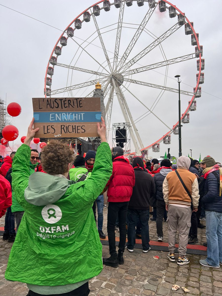 ✊  Le froid ne nous a pas arrêtés ce matin. Avec les syndicats et la société civile, nous avons manifesté contre les mesures d'austérité prévues pour la coopération au développement, e.a. Bien que l'accord international soit de 0,7% du RNB d'ici 2030, la 🇧🇪 ne dépense que 0,44%.