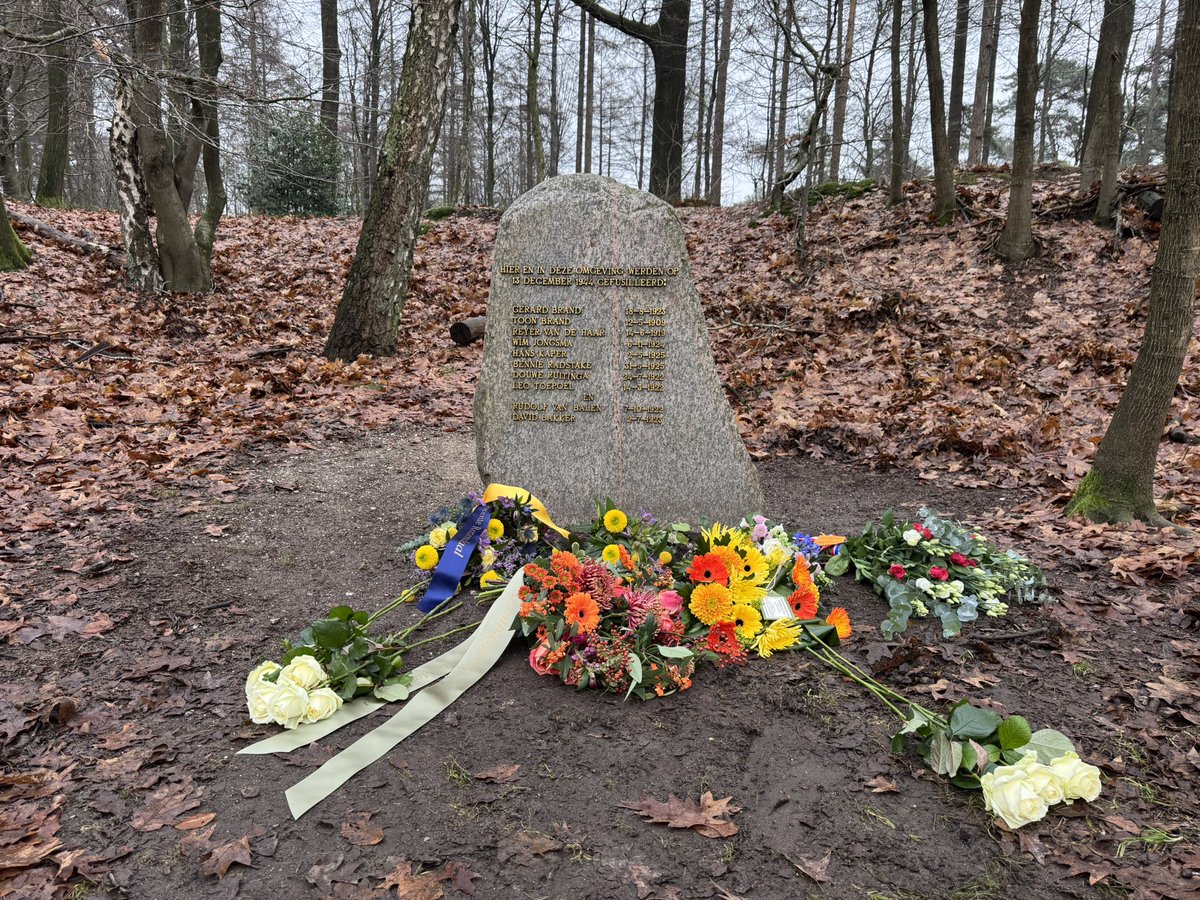 We willen niet dat onze (achter-achter)kleinkinderen in het jaar 2104, 80 jaar in de toekomst, bij nieuwe monumenten voor de slachtoffers van nieuwe oorlogen staan. Dus vroeg ik bij de herdenking bij de Emmapiramide <a href="/Rozendaal_GLD/">Gemeente Rozendaal</a> om ‘elkaar vasthouden in vrijheid’.