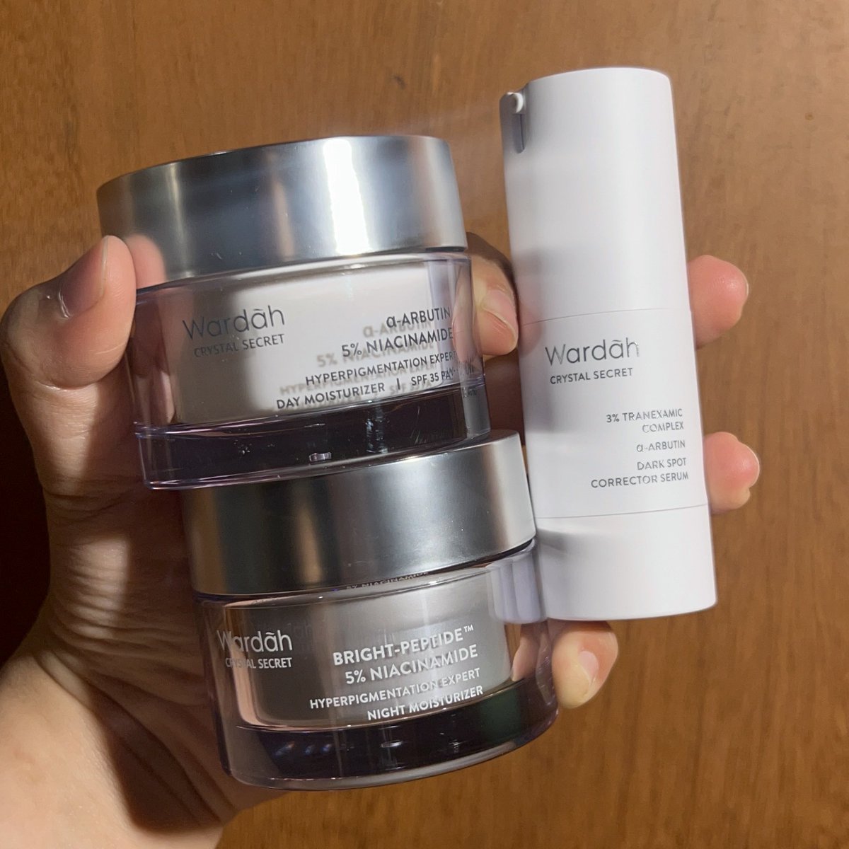 duniaskinker's tweet photo. siapa yang belum tau kalo dark spot banyak jenisnya?!

PLISSS sini aku kasih tau Skincare Set buat DARK SPOT paling ampuh
GONG BGTT! seminggu langsung pudar dark spot ku✨

before afternya keliatan banget: https://t.co/VBt2huOm8Y