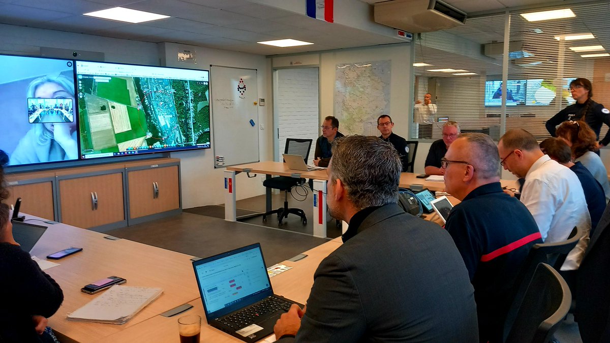 Prefet77's tweet photo. Organisé par le Service interministériel de la défense et de la protection civiles (SIDPC77) l'exercice de sécurité civile sur le site de Keraglass s'est terminé à midi. Merci à tous les participants : @Sdis77 #DDT77 #DRIEAT77 #ARS77 #DSDEN77 #SAMU77 @PoliceNat77 @Departement77 https://t.co/OJPi4PooLI