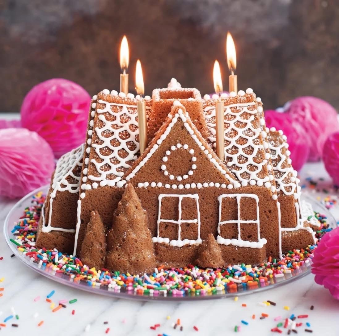 RT @dawnchats: GINGERBREAD HOUSE BUNDT PAN 🍰 🍭🎄💖

...