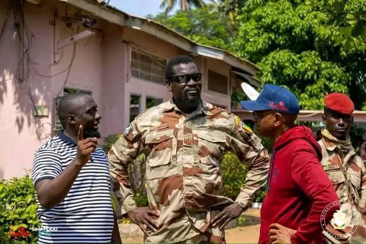 BoyAbdulrashid's tweet photo. Guinée Conakry 🇬🇳: Mamadou Doumbouya umukuru w'igihugu w'ico gihugu mu Bikorwa Rusangi vyo gusukura amabarabara Naho Yari Yambaye Tenue Militaire !
Mu Mpuzu Za Gisirikare, Ntatinya Kwifatanya N'Abandi Mu Bikorwa Vy'Iterambere Nko Gusukura Amabarabara.
#BSmith #Amakuru https://t.co/QZRwGeXiIp