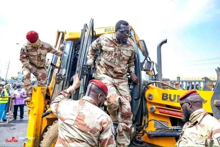 BoyAbdulrashid's tweet photo. Guinée Conakry 🇬🇳: Mamadou Doumbouya umukuru w'igihugu w'ico gihugu mu Bikorwa Rusangi vyo gusukura amabarabara Naho Yari Yambaye Tenue Militaire !
Mu Mpuzu Za Gisirikare, Ntatinya Kwifatanya N'Abandi Mu Bikorwa Vy'Iterambere Nko Gusukura Amabarabara.
#BSmith #Amakuru https://t.co/QZRwGeXiIp