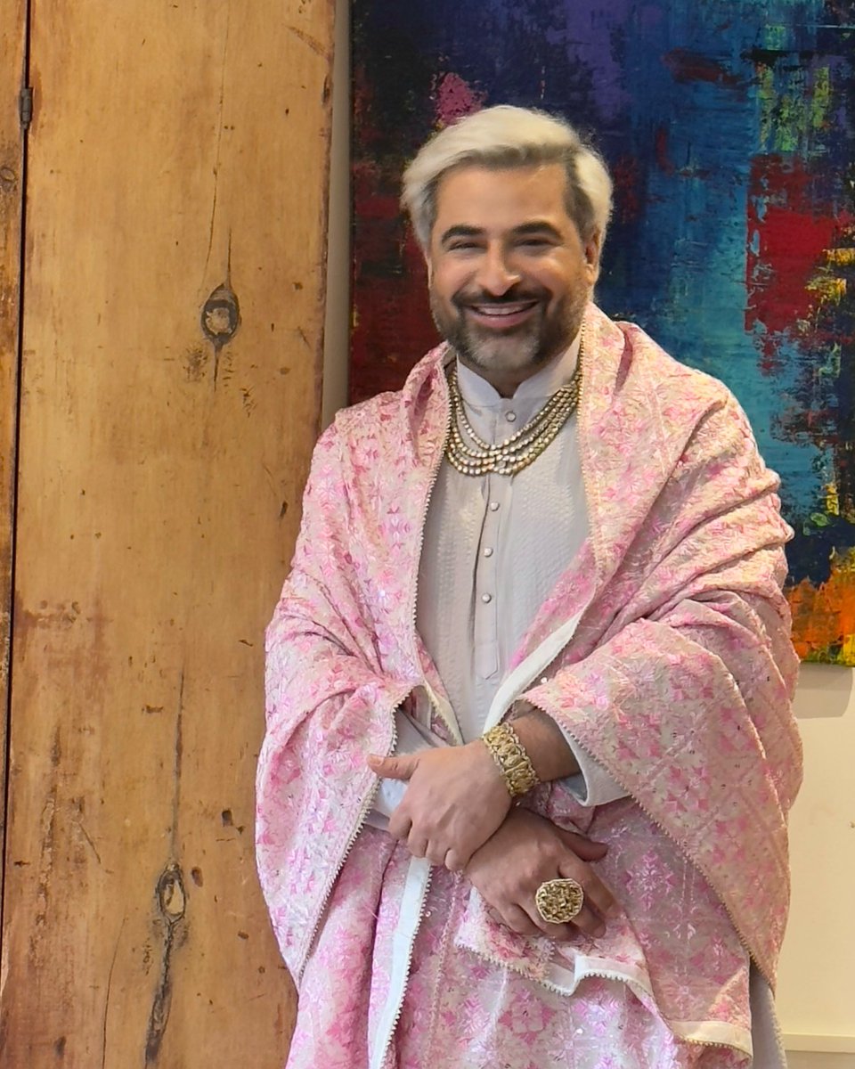 suvirsaran's tweet photo. Mehndi taa sajdee je nache munde daa dost!

With #TarunTahiliani ‘s #kurta and #pyjama and a #phulkari chaddar from #TilakSilk from #Banga I think I am ready to take on #WestDelhi for a #Mehndi night!

#WishMeWell it’s #Wedding #Season https://t.co/iVnmlgbfX4