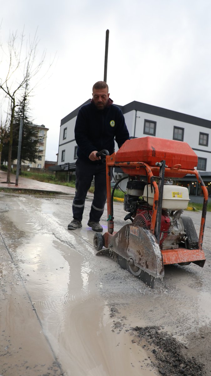 📍 Devlet ve İstiklal

Mahallelerimizin 19 Mayıs Caddesi İlçe Kaymakamlığı önü güzergahında ve muhtelif bölgelerde yetersiz aydınlatma olduğundan dolayı SEDAŞ ile iş birliği içerisinde aydınlatma direği hat çekimi ve yerleştirme çalışmalarına başladık.
