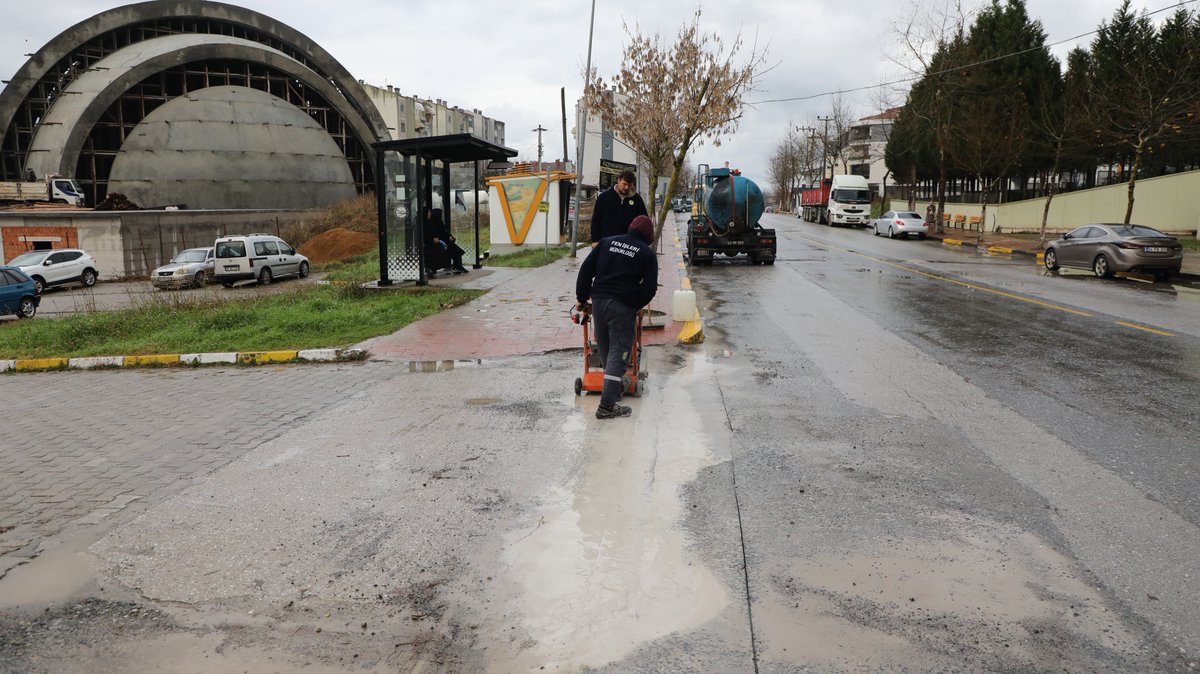 ferizlibel's tweet photo. 📍 Devlet ve İstiklal

Mahallelerimizin 19 Mayıs Caddesi İlçe Kaymakamlığı önü güzergahında ve muhtelif bölgelerde yetersiz aydınlatma olduğundan dolayı SEDAŞ ile iş birliği içerisinde aydınlatma direği hat çekimi ve yerleştirme çalışmalarına başladık. https://t.co/VH6bhybnRt