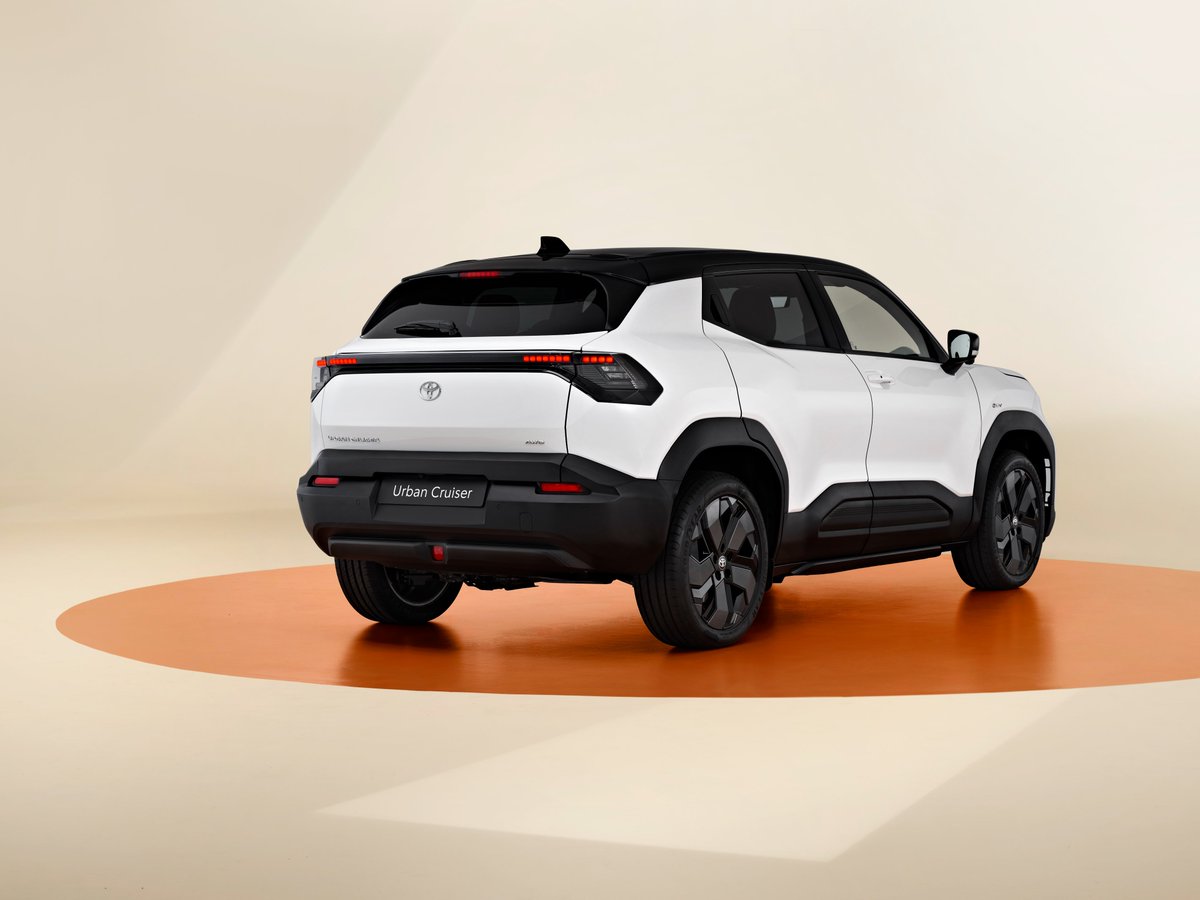 eozpeynirci's tweet photo. En ulaşılabilir elektrikli modele biz ULAŞAMAYACAĞIZ‼️

Toyota, Avrupa’da hızla büyüyen ulaşılabilir elektrikli araç pazarına özel geliştirdiği yeni modeli Urban Cruiser modelini tanıttı. 

Urban SUV Concept'ten yola çıkarak geliştirilen ve Avrupa’da bZ4X’ten sonra markanın ikinci elektrikli modeli olan Urban Cruiser, Yaris Cross’tan 14 santim geniş, 10 cm uzun. 

Tamamen elektrikli bir platform üzerine inşa edilan aracın 142 bg (106 kW) ve 172 bg (128 kW) gücünde tek motorlu FWD (önden çekiş) ve 182 bg (135 kW) gücünde çift motorlu AWD (4 çeker) motor seçenekleri bulunuyor. 

Batarya tarafında ise 49 kWh ve 61 kWh’lık iki seçenek yer alıyor.

2025 yılı Ocak ayında Brüksel Otomobil Fuarı'nda ilk kez sergilenecek aracın Avrupa’da yılın ilk yarısında satışa sunulması bekleniyor.

Fiyatı ve menzili resmi olarak açıklanmadı ama tahminler fiyatının Avrupa'da 35 bin Euro, menzilinin ise 400 km civarında olacağı yönünde. 

Hindistan’da üretilen aracın Türkiye’ye gelmesi ise bu yılın başında devreye giren 20 servis tebliğine takıldığı için zor görünüyor. 

Hatırlatmak gerekirse, bir markanın Türkiye içinde ne kadar yetkili servisi olmasına bakılmaksınız,modelleri gümrük birliği veya STA olan ülkeler dışında üretilmesi halinde distribütörün/markanın kendisine ait 20 servis açma şartı bulunuyor.

Bu yüzden Toyota'nın Japonya'da üretilen ve Avrupa'da satılan bZ4X'te Türkiye'ye gelemiyor.