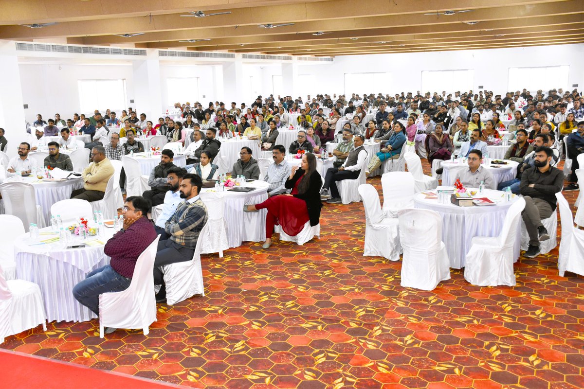 CollectorBK's tweet photo. કલેકટરશ્રીના માર્ગદર્શન અને ઉપસ્થિતિમાં મહેસુલ વિભાગને લગતા અગત્યના ૧૨ જેટલા વિષયો તથા વહીવટમાં નૈતિક બાબત પર જિલ્લાના તમામ મહેસૂલી કર્મચારીઓ માટે એકદિવસીય તાલીમનું આયોજન કરાયું. @CMOGuj @revenuegujarat @JayantiRavi https://t.co/w7b5OHntSg