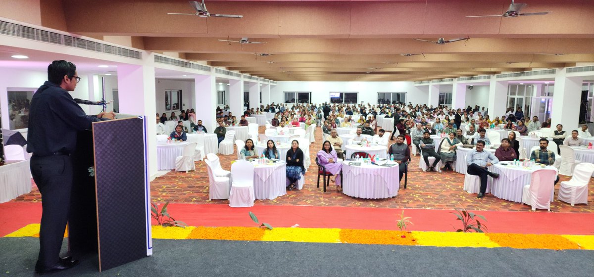 CollectorBK's tweet photo. કલેકટરશ્રીના માર્ગદર્શન અને ઉપસ્થિતિમાં મહેસુલ વિભાગને લગતા અગત્યના ૧૨ જેટલા વિષયો તથા વહીવટમાં નૈતિક બાબત પર જિલ્લાના તમામ મહેસૂલી કર્મચારીઓ માટે એકદિવસીય તાલીમનું આયોજન કરાયું. @CMOGuj @revenuegujarat @JayantiRavi https://t.co/w7b5OHntSg