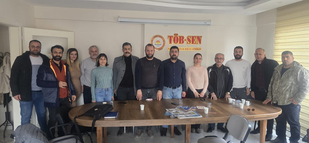 Defne Halk Temsilcileri Meclisi Sözcüsü Hizam Hasırcı ve yönetim kurulu üyelerimiz Töb-Sen'i ziyaret ederek önümüzdeki sürece dair fikir alışverişinde bulundu. İlgi ve alakalarından dolayı sendika başkanı Deniz Ezer ve sendika yönetimine teşekkür ederiz. <a href="/sendikatobsen/">TÖB-SEN / TÜM ÖĞRETMENLER BİRLİĞİ SENDİKASI</a>