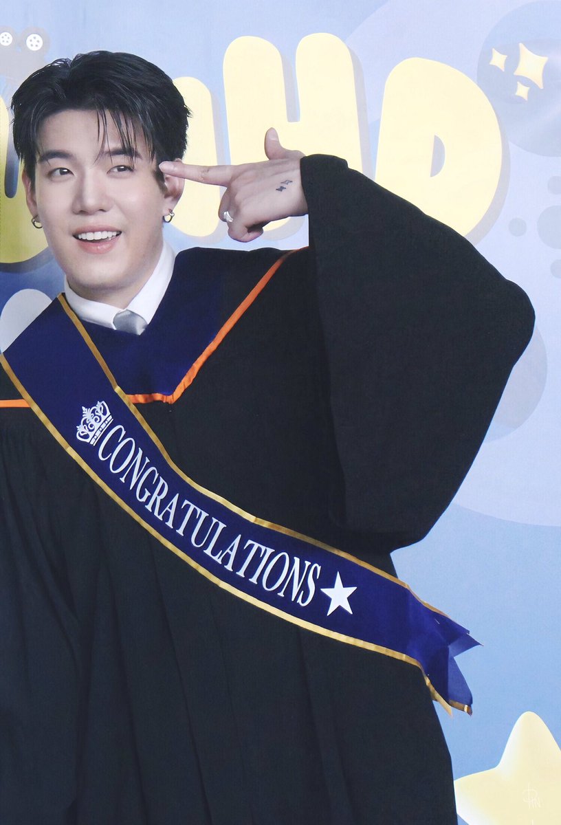 pin1406's tweet photo. Congratulations👨🏻🎓🎉นะค้าบบคนเก่ง
ขอให้ทุกเส้นทางใจดีกับกันกันเสมอนร๊าาา💛 #GunGunHDGraduationDay #Gungunhd https://t.co/WLj8LoB4QQ