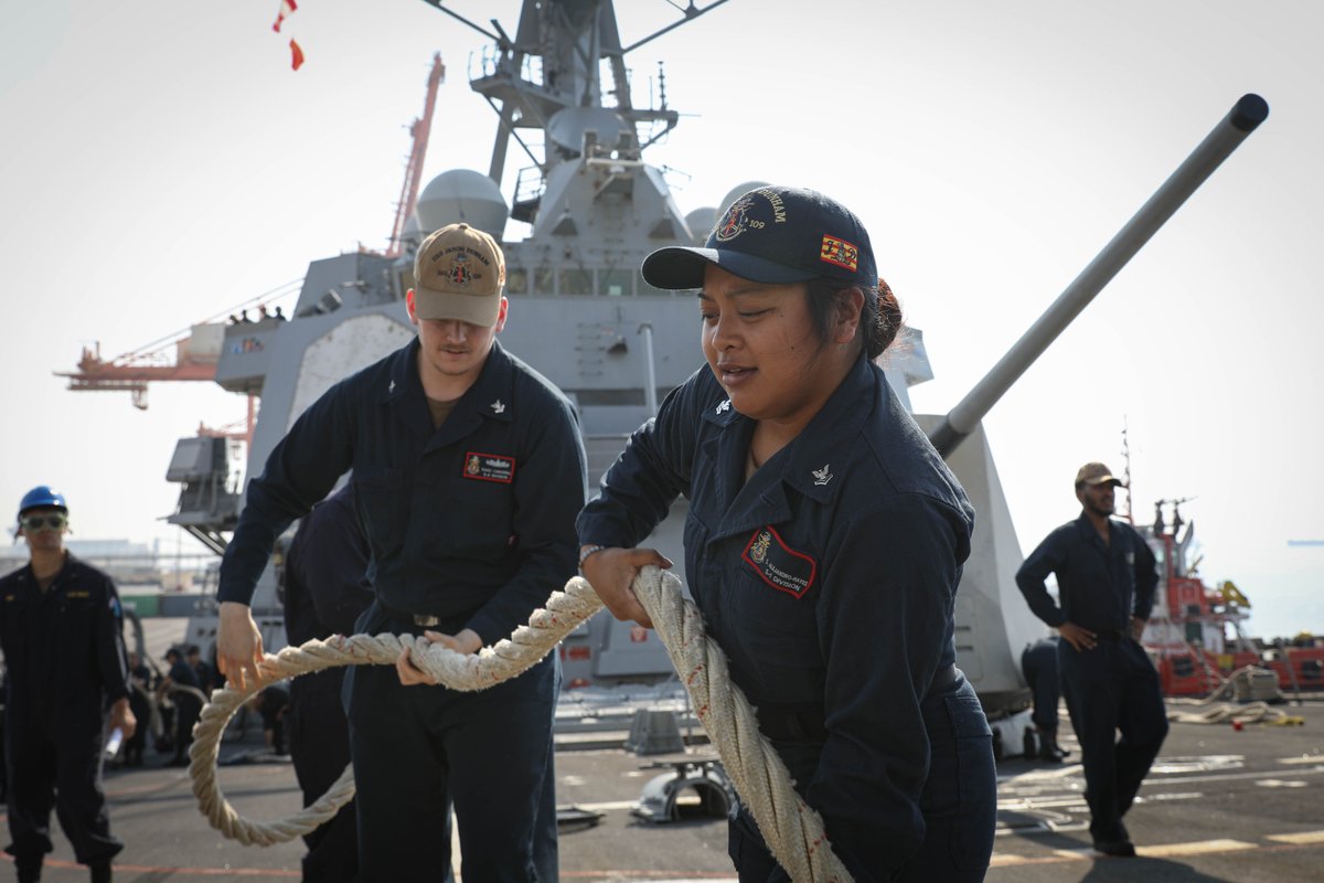 #ForwardFriday:

1️⃣ #USSJasonDunham #DDG109 transits the Suez Canal 2️⃣ holds live-fire pistol qualifications 3️⃣ conducts general quarters training and 4️⃣ performs routine operations supporting maritime stability and security in the <a href="/US5thFleet/">U.S. Naval Forces Central Command/U.S. 5th Fleet</a> area of responsibility.