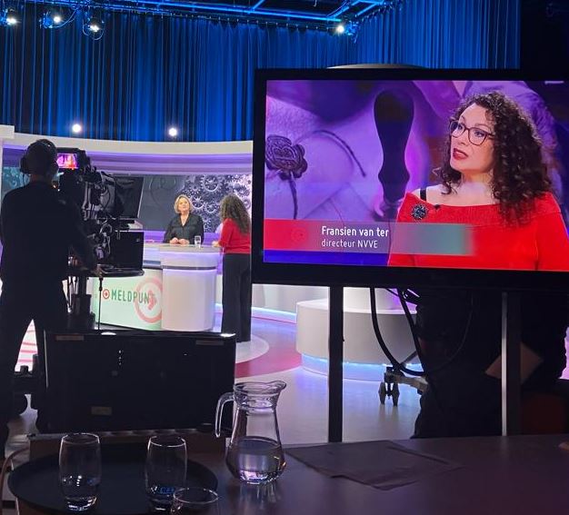 Kijktip: Vanavond is #NVVE bestuursvoorzitter <a href="/Fransien77/">FransienvanterBeek</a> te gast bij Max Meldpunt. Zij praat daar met presentator Elles de Bruin over het hoe en waarom van het uitzetten van een pacemaker. Max Meldpunt, vrijdag 13 december om 19.50 uur op NPO2.