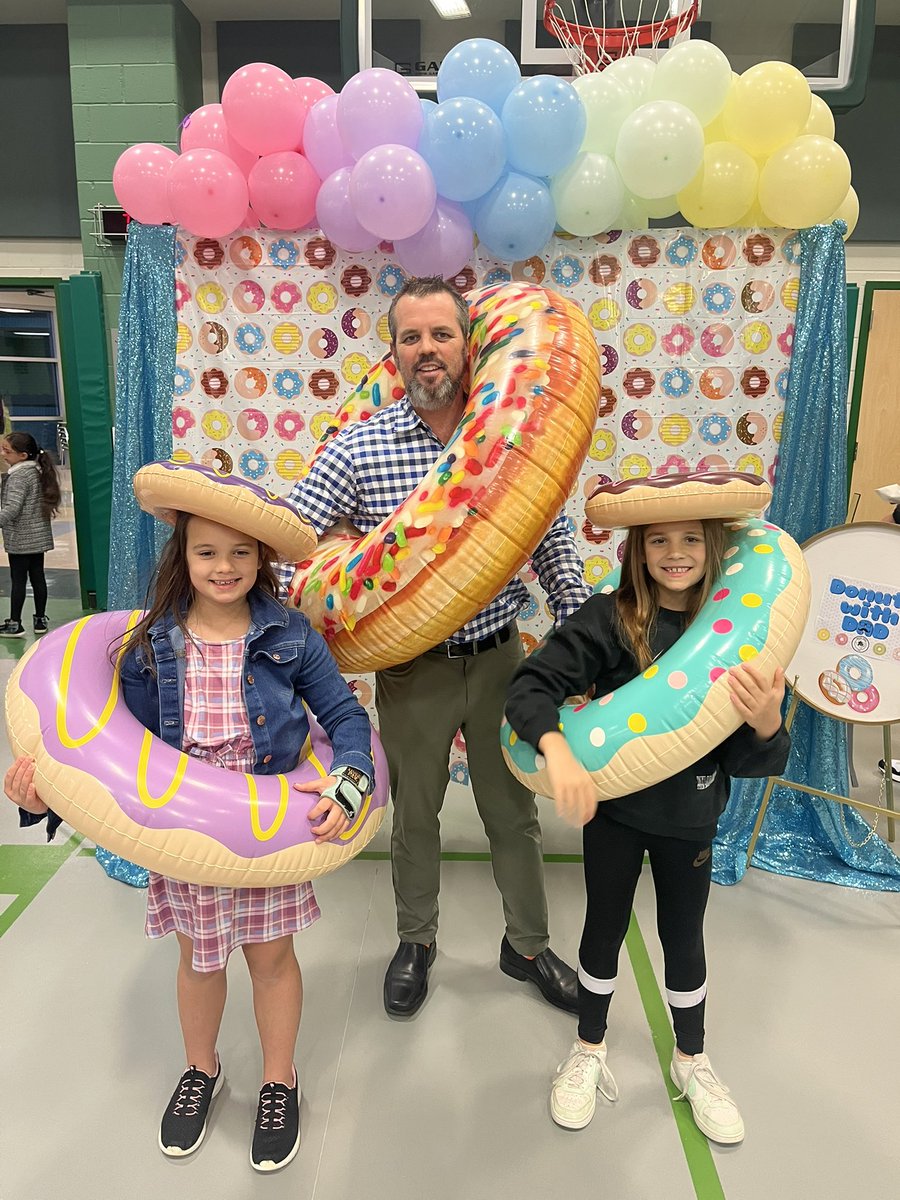 ryanmauckmd's tweet photo. Gotta carve out the time for what’s important. #donutswithdad 🍩 👯♀️ ❤️ https://t.co/toe96rD7w5