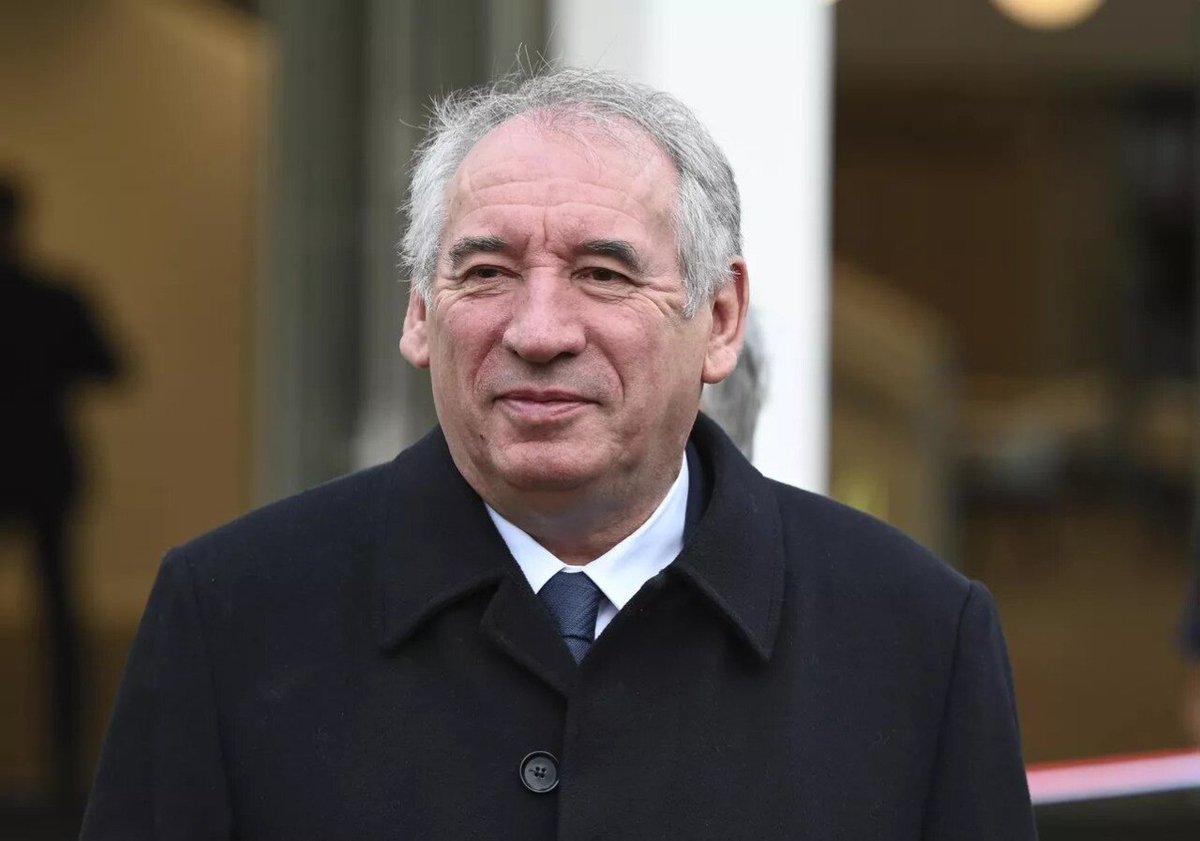 AL24Francais's tweet image. 📷

#France : le centriste #François_Bayrou devient le nouveau Premier ministre, mais la #survie de son #gouvernement est incertaine     

al24news.com/fr/france-le-c…