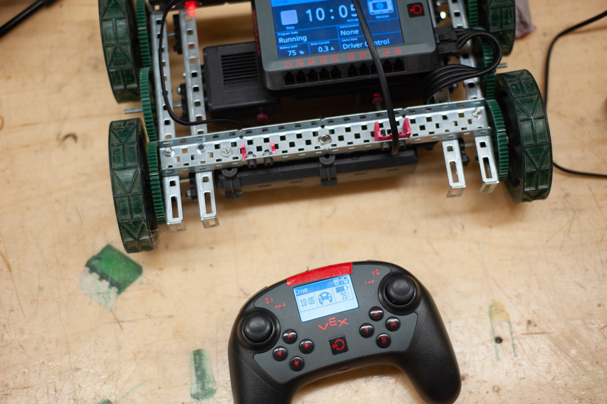 Robots, snowbots: Glenlawn Robotics ClubRobot, snowbot: Glenlawn Robotics Club gets into gear

Read more about the incredibly cool projects Glenlawn students are doing at lrsd.link/robots