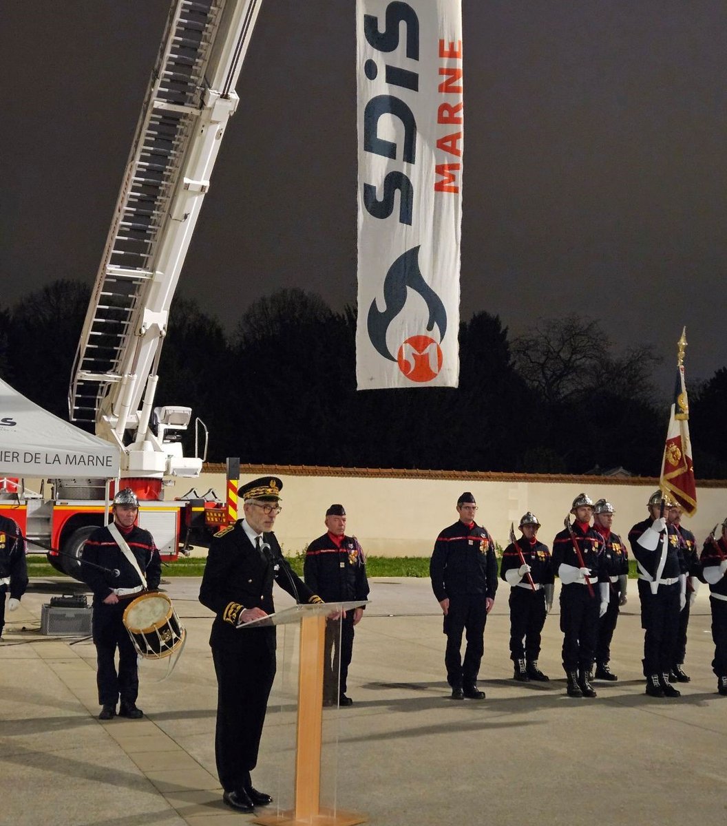 Prefet51's tweet image. #Sapeurspompiers

👩‍🚒👨‍🚒Le préfet Henri Prévost, a présidé la célébration de la #Saintebarbe, en présence des élus du territoire, des autorités civiles et militaires, du président et du directeur du @SDIS51. 

L’État salue ces femmes et hommes engagés - professionnels comme