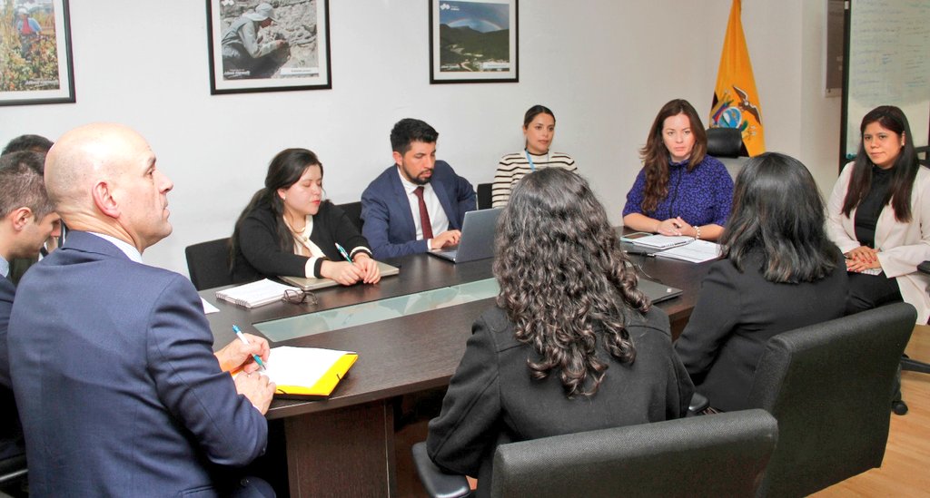 ViceminEnergia's tweet photo. 🗓️[AGENDA VICEMINISTERIAL]
La viceministra de Minas Rebeca Illescas, mantuvo una reunión con representantes del Foro Intergubernamental sobre Minería @IGFMining, con el fin de abordar temas enfocados en la promoción de prácticas mineras responsables y sostenibles con el ambiente. https://t.co/rrRCrGVEfI