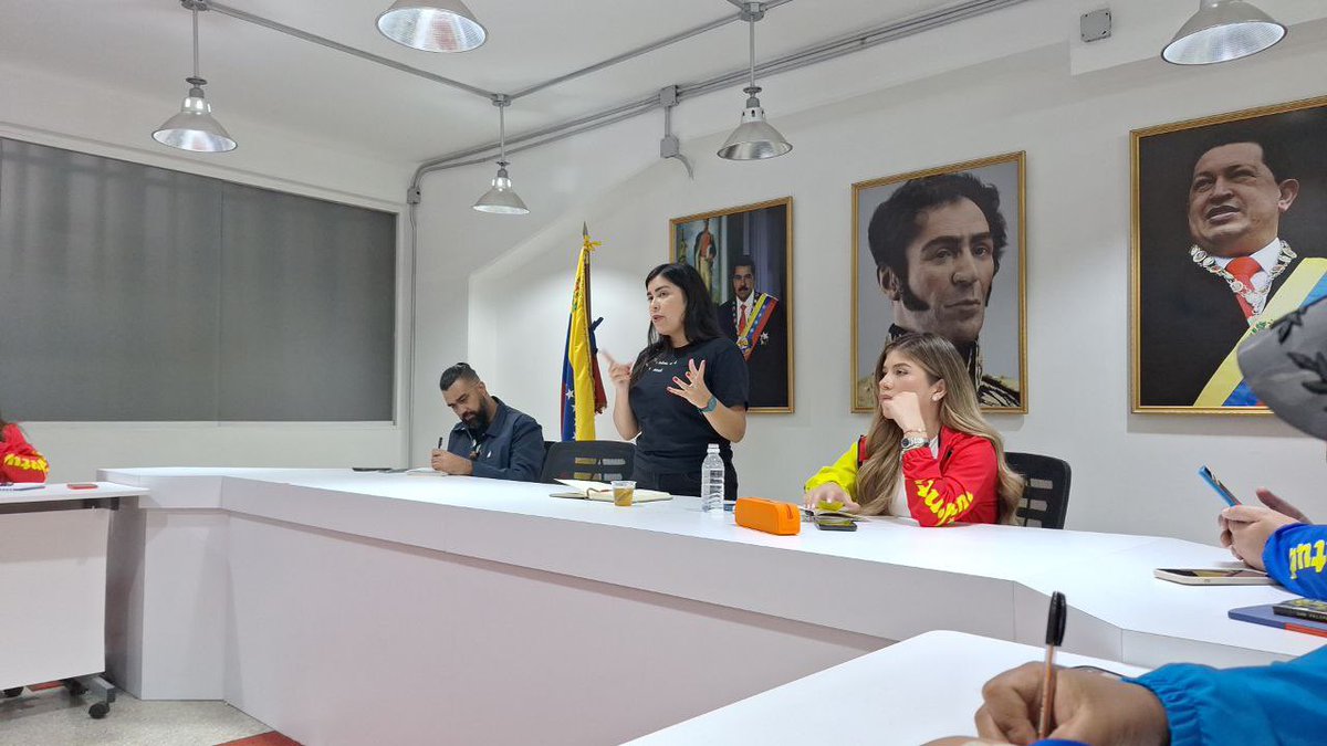 RoiLopezRivas's tweet photo. Ayer participamos en el Encuentro Nacional de Comunicadores de la @JuventudPSUV junto a su Secretaria General y Ministra de Juventud @Grecia_Jpsuv para hablar sobre Comunicación Política en defensa de la verdad de Venezuela. https://t.co/JMCEj49gIa