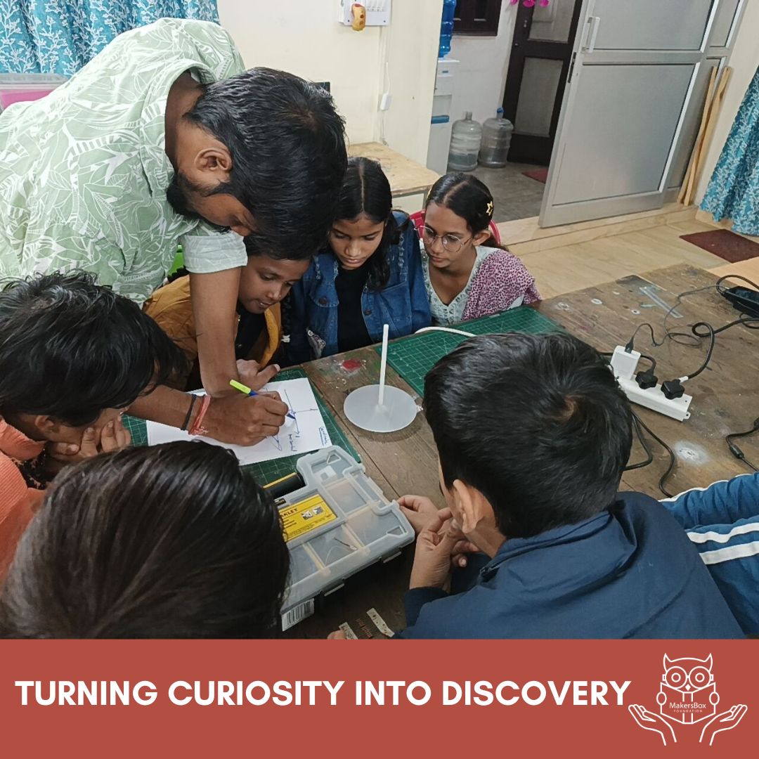 MakersBoxORG's tweet image. Students at #Makersbox are diving into electronic theories with their mentor’s expert guidance. From circuits to concepts, they’re lighting up their minds with knowledge and curiosity!
#ElectronicsLearning #MentorshipMatters #STEMEducation #HandsOnLearning #FutureInnovators