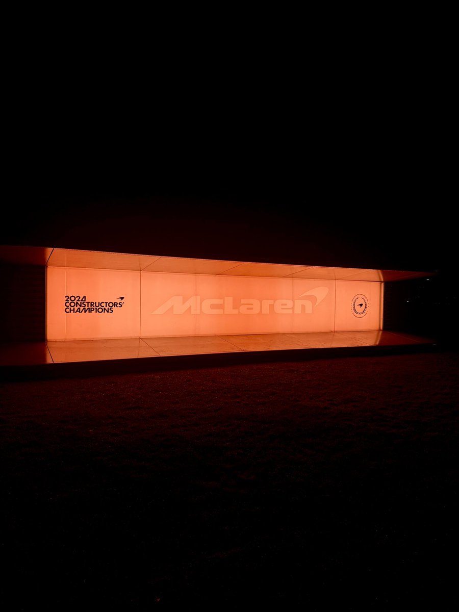 Shining bright in Woking! ✨🧡

Had to make a quick detour after landing late last night at Heathrow! 🛬

#ThisTeam #McLaren #McLarenF1 #McLarenRacing #F1 #FansLikeNoOther