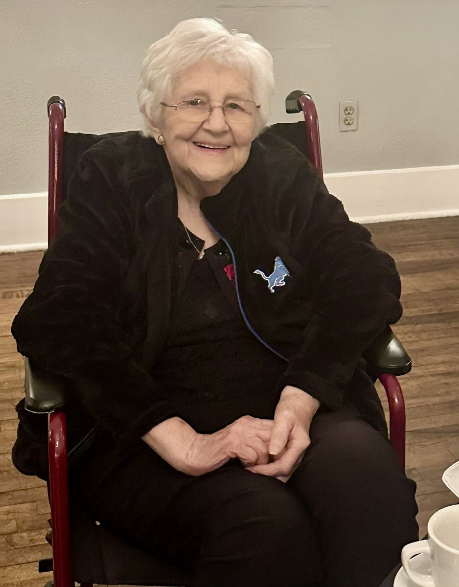 Happy 101st birthday to Marianna Schiffman! Long live the Queen!👸 #thenine