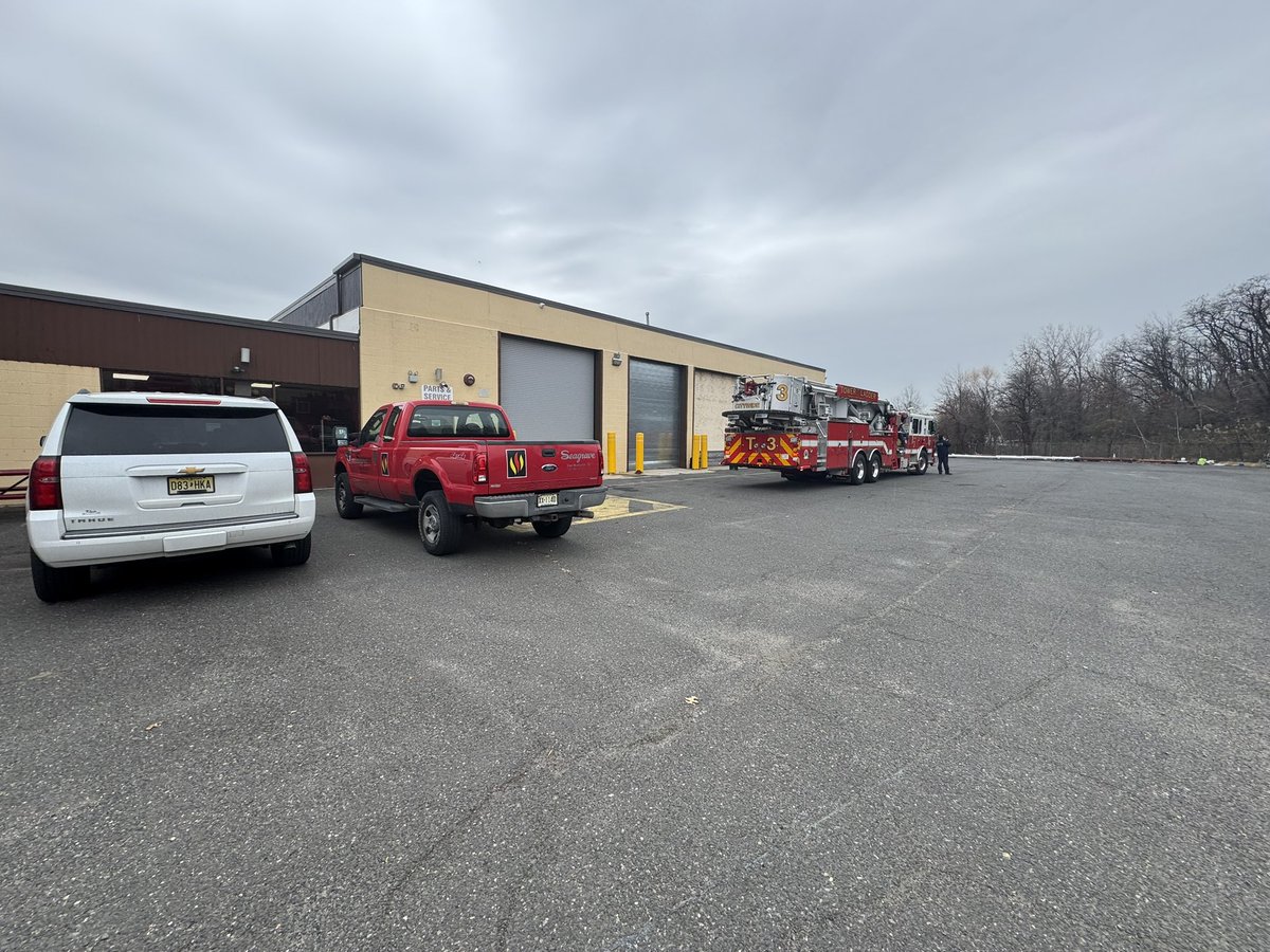 DcfdPoetker's tweet image. Earlier this week the #ApparatusDivision and members of #Tower3 traveled to the New Jersey service center for @FireSeagrave for repairs. The #Aerialscope is utilized by numerous major cities and this service center and their capabilities didn’t disappoint. #WeKeepThemRolling