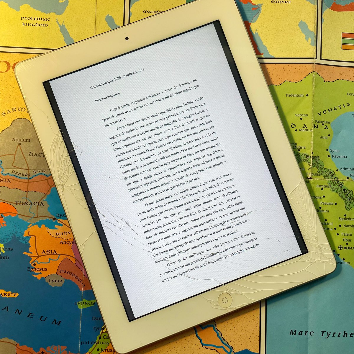 eduardospohr's tweet image. Resgatando o velho iPad quebrado para fazer a revisão final de “Santo Guerreiro: O Império do Leste”. Pré-venda em 19 de fevereiro. Lançamento oficial no Dia de São Jorge (23 de abril). 🐉🔥⚡️🏟🏛🛡⚔️