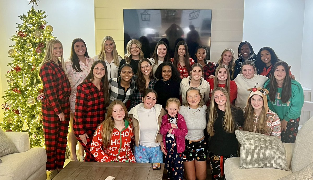 🎅🏼’Tis the season🎄 We had a great time together at our annual Christmas party, can’t wait to ring in the year with this group!